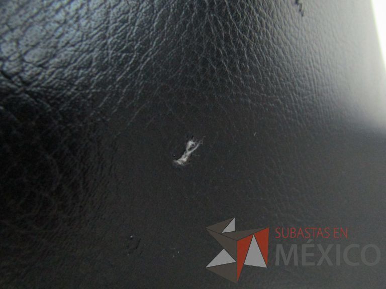 Lote 006 - 2 Sillas ejecutivas con ruedas, asiento y respaldo en piel color negro - Imagen 6