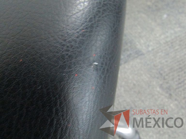 Lote 006 - 2 Sillas ejecutivas con ruedas, asiento y respaldo en piel color negro - Imagen 7
