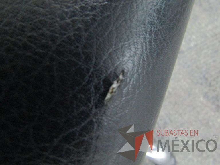 Lote 006 - 2 Sillas ejecutivas con ruedas, asiento y respaldo en piel color negro - Imagen 8