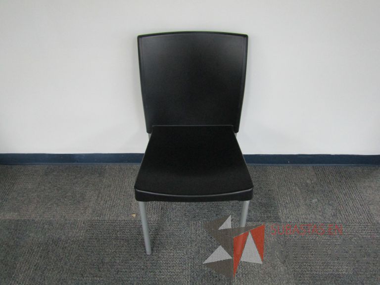 Lote 125 - 2 Sillas fijas, asiento y respaldo en plástico color negro - Imagen 2