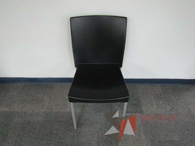Lote 125 - 2 Sillas fijas, asiento y respaldo en plástico color negro