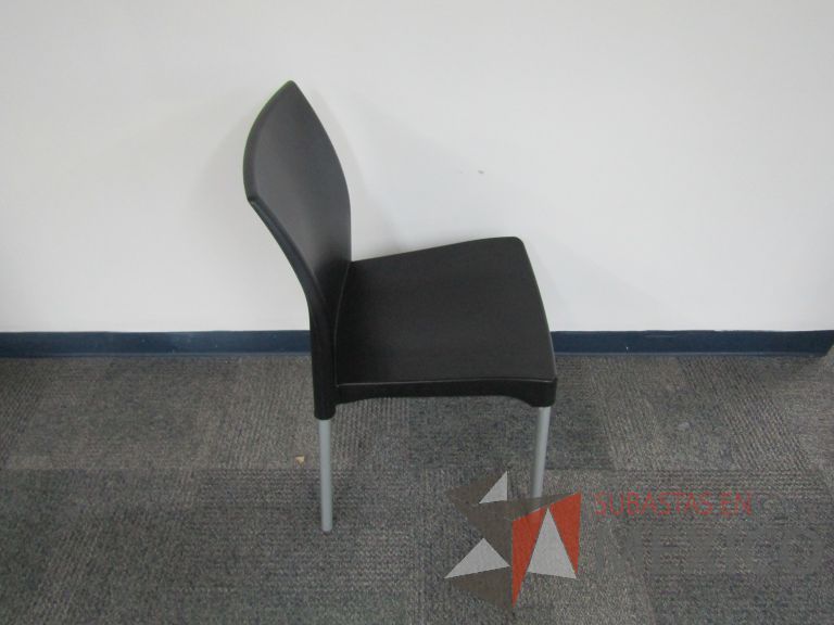 Lote 125 - 2 Sillas fijas, asiento y respaldo en plástico color negro - Imagen 3