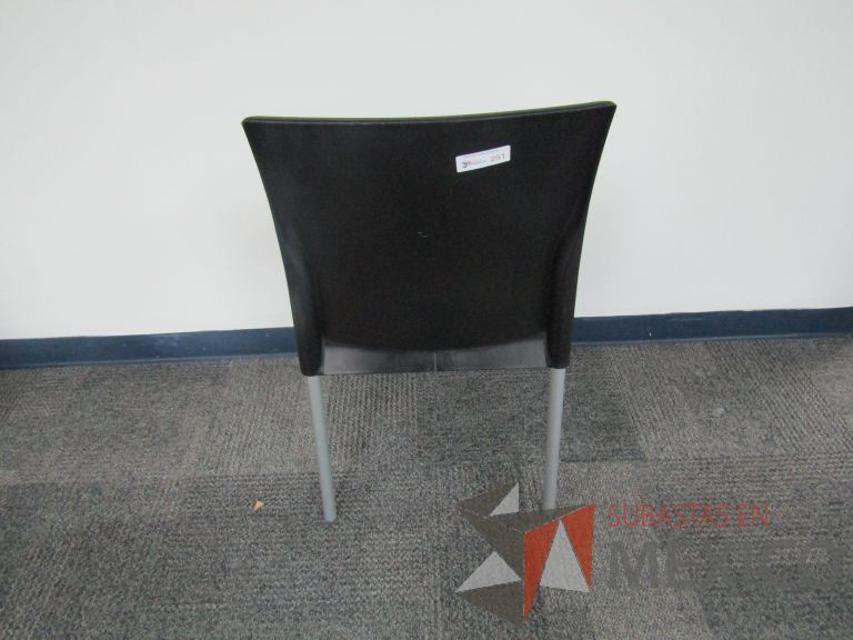 Lote 125 - 2 Sillas fijas, asiento y respaldo en plástico color negro - Imagen 4