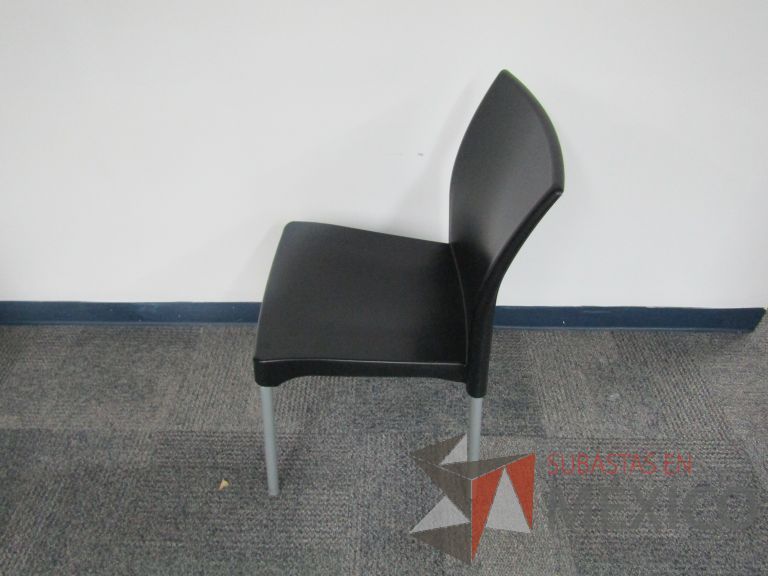 Lote 125 - 2 Sillas fijas, asiento y respaldo en plástico color negro - Imagen 5