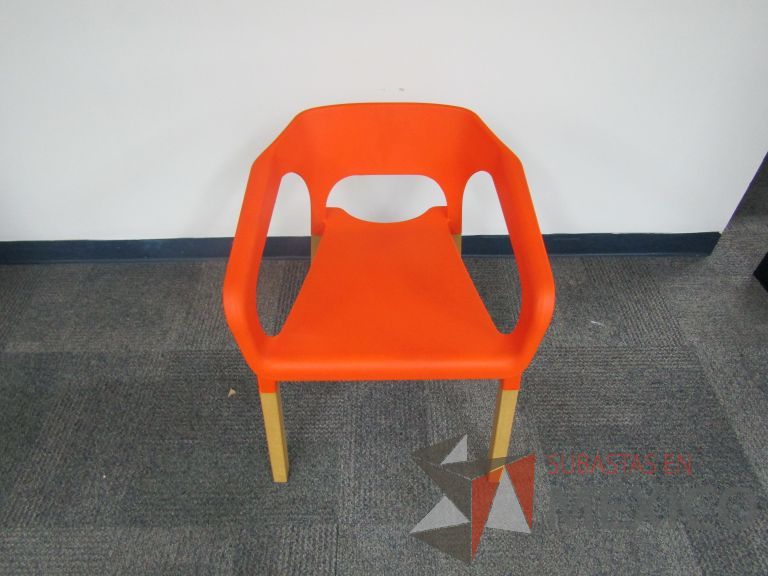 Lote 229 - Silla fija, asiento y respaldo en plástico color naranja