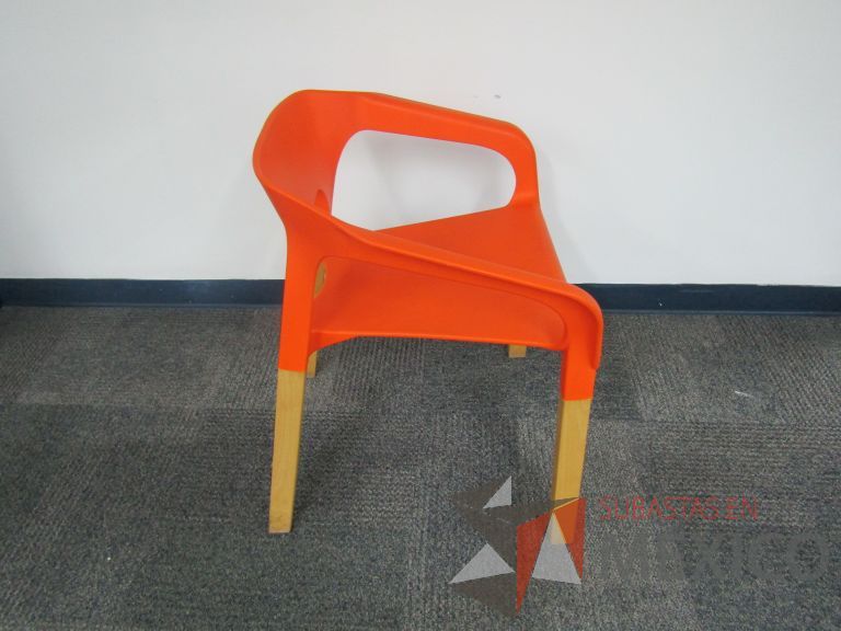 Lote 229 - Silla fija, asiento y respaldo en plástico color naranja - Imagen 2