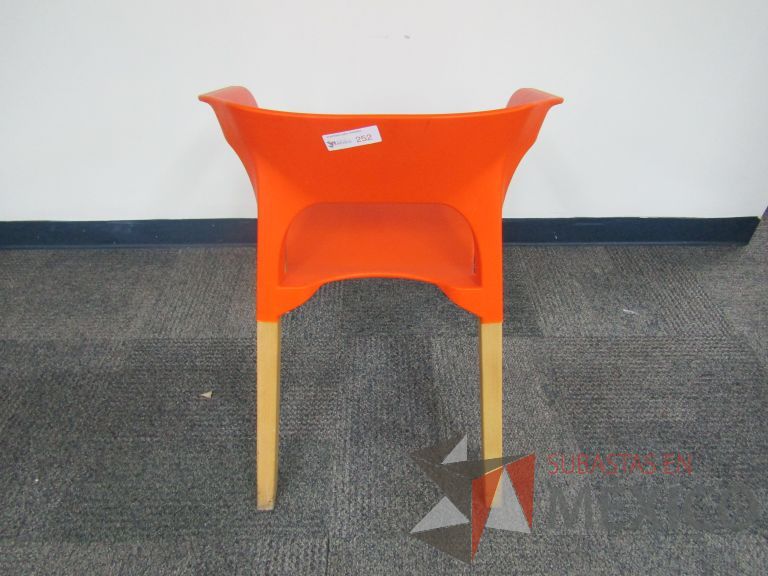 Lote 229 - Silla fija, asiento y respaldo en plástico color naranja - Imagen 3