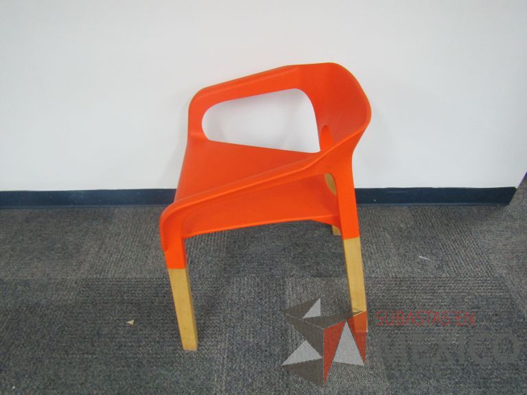 Lote 229 - Silla fija, asiento y respaldo en plástico color naranja - Imagen 4