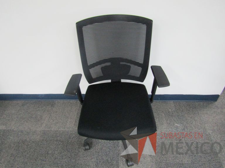 Lote 498 - 5 Sillas ejecutivas con ruedas, descansabrazos, respaldo en malla y asiento en tela color negro