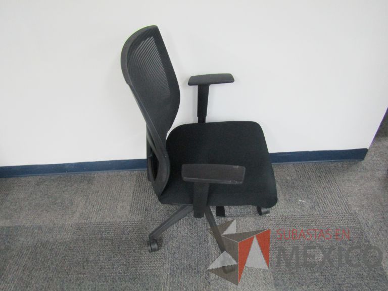 Lote 498 - 5 Sillas ejecutivas con ruedas, descansabrazos, respaldo en malla y asiento en tela color negro - Imagen 5