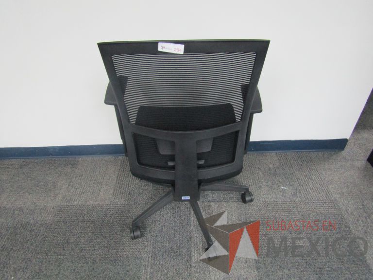 Lote 498 - 5 Sillas ejecutivas con ruedas, descansabrazos, respaldo en malla y asiento en tela color negro - Imagen 4