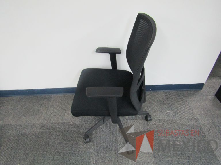 Lote 498 - 5 Sillas ejecutivas con ruedas, descansabrazos, respaldo en malla y asiento en tela color negro - Imagen 3
