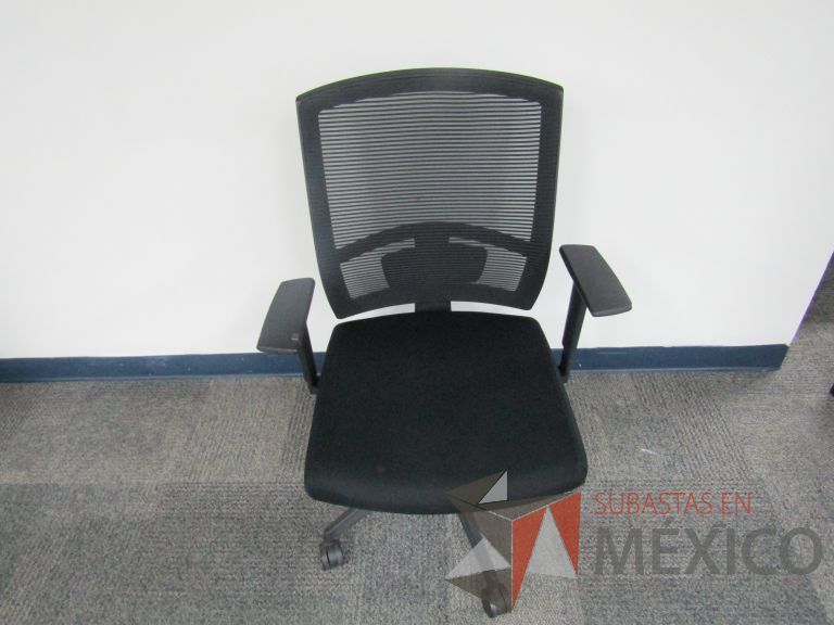 Lote 498 - 5 Sillas ejecutivas con ruedas, descansabrazos, respaldo en malla y asiento en tela color negro - Imagen 2