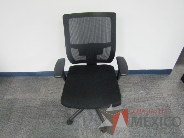 Lote 502 - 6 Sillas ejecutivas con ruedas, descansabrazos, respaldo en malla y asiento en tela color negro