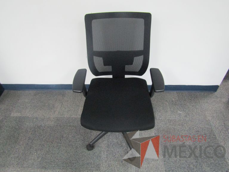 Lote 502 - 6 Sillas ejecutivas con ruedas, descansabrazos, respaldo en malla y asiento en tela color negro - Imagen 2