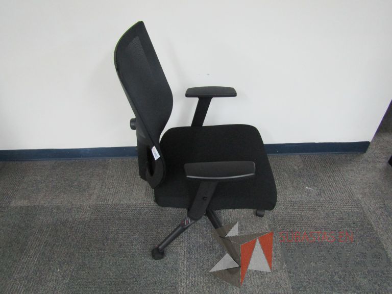 Lote 502 - 6 Sillas ejecutivas con ruedas, descansabrazos, respaldo en malla y asiento en tela color negro - Imagen 3
