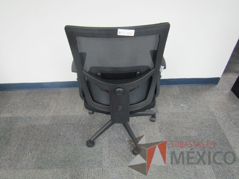 Lote 500 - 5 Sillas ejecutivas con ruedas, descansabrazos, respaldo en malla y asiento en tela color negro - Imagen 9