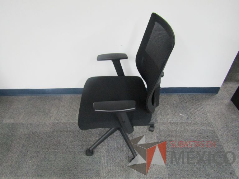 Lote 502 - 6 Sillas ejecutivas con ruedas, descansabrazos, respaldo en malla y asiento en tela color negro - Imagen 5