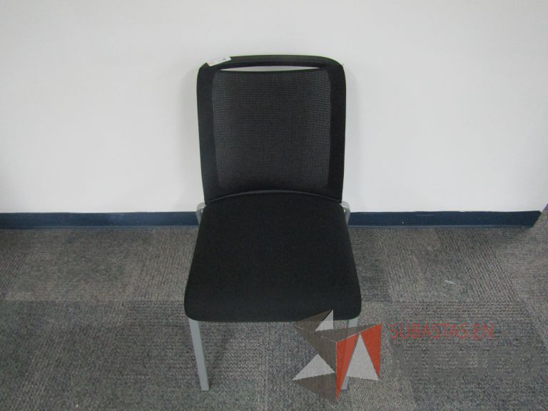 Lote 503 - 2 Sillas fijas, respaldo en malla y asiento en tela color negro
