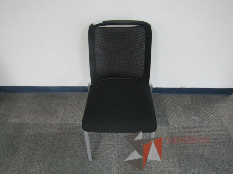 Lote 503 - 2 Sillas fijas, respaldo en malla y asiento en tela color negro - Imagen 2