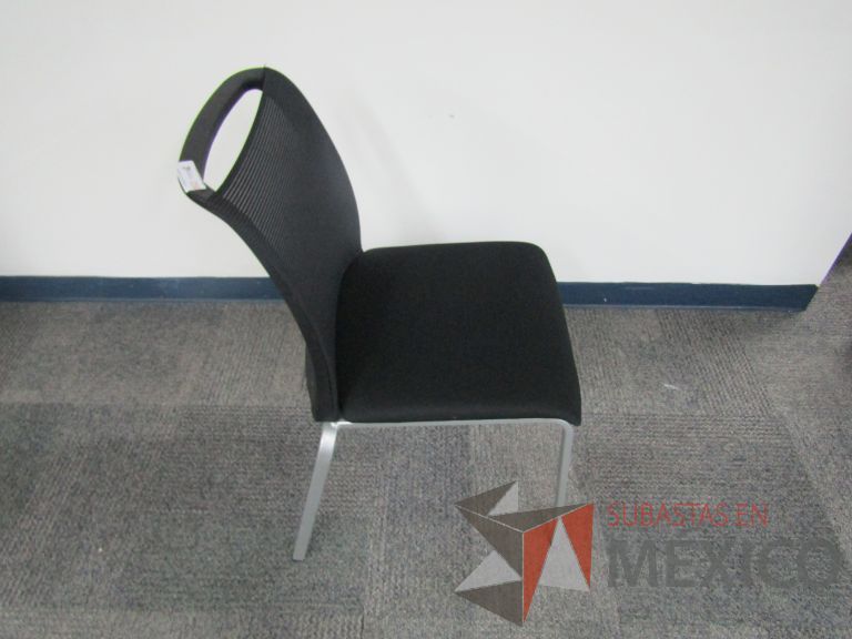 Lote 503 - 2 Sillas fijas, respaldo en malla y asiento en tela color negro - Imagen 3