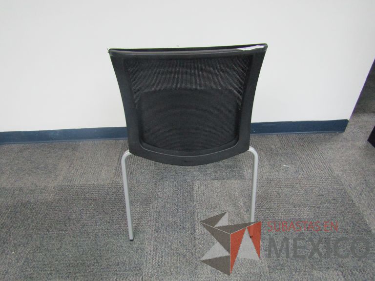 Lote 503 - 2 Sillas fijas, respaldo en malla y asiento en tela color negro - Imagen 4