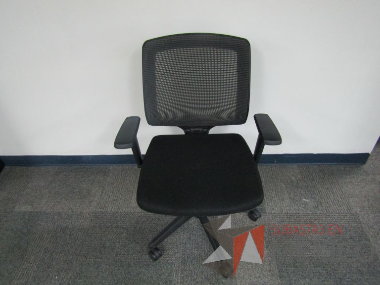 Lote 234 - Silla ejecutiva con ruedas, descansabrazos, respaldo en malla y asiento en tela color negro