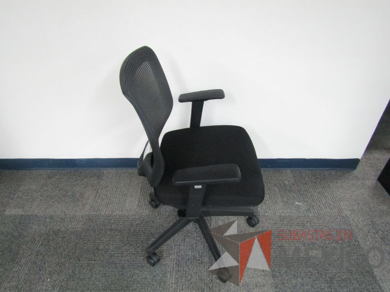 Lote 234 - Silla ejecutiva con ruedas, descansabrazos, respaldo en malla y asiento en tela color negro - Imagen 2