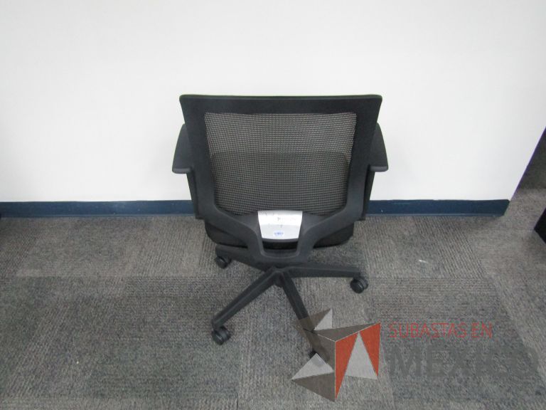 Lote 234 - Silla ejecutiva con ruedas, descansabrazos, respaldo en malla y asiento en tela color negro - Imagen 3