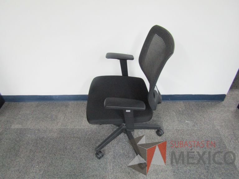 Lote 234 - Silla ejecutiva con ruedas, descansabrazos, respaldo en malla y asiento en tela color negro - Imagen 4