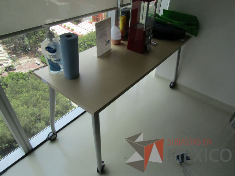 Lote 235 - Escritorio con patas metálicas con ruedas y cubierta color madera con orificios para cable - Imagen 2