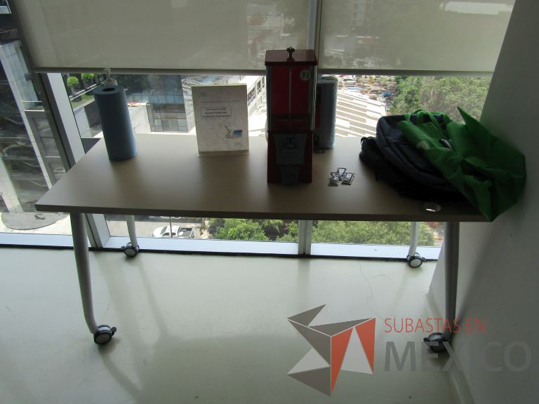 Lote 235 - Escritorio con patas metálicas con ruedas y cubierta color madera con orificios para cable - Imagen 3