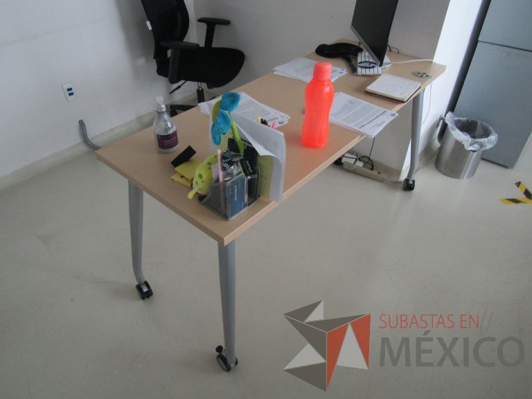 Lote 235 - Escritorio con patas metálicas con ruedas y cubierta color madera con orificios para cable - Imagen 5