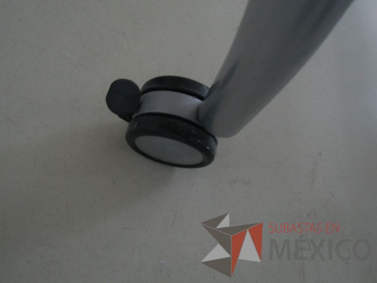 Lote 235 - Escritorio con patas metálicas con ruedas y cubierta color madera con orificios para cable - Imagen 6