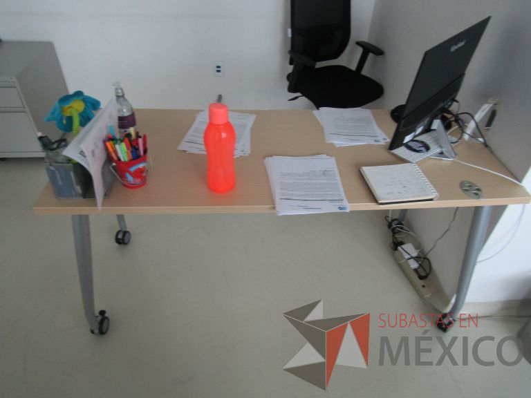 Lote 235 - Escritorio con patas metálicas con ruedas y cubierta color madera con orificios para cable - Imagen 8