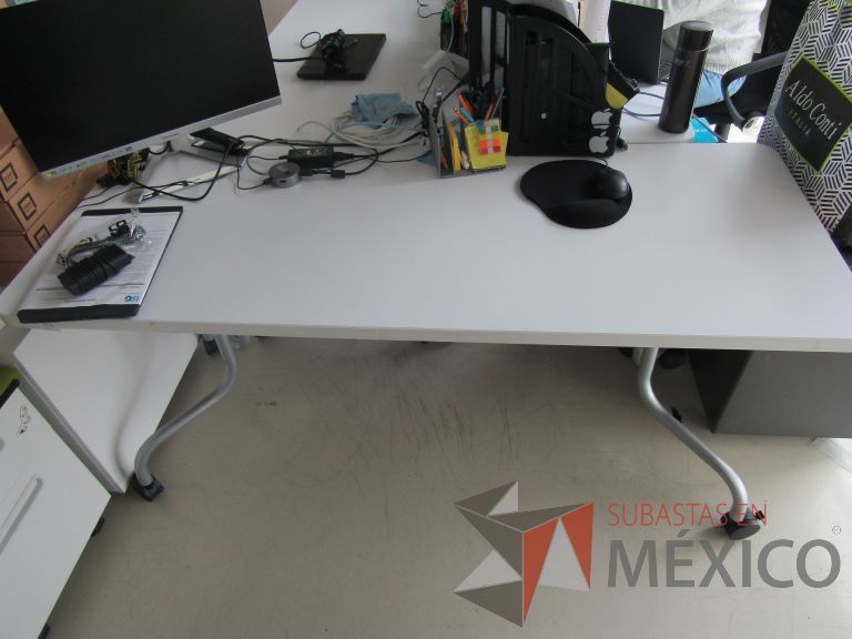 Lote 238 - Mesa de trabajo, patas metálicas con ruedas y cubierta - Imagen 3