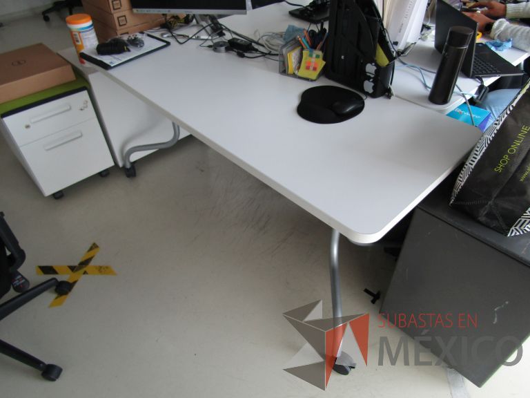 Lote 509 - Mesa de trabajo, patas metálicas con ruedas y cubierta - Imagen 4