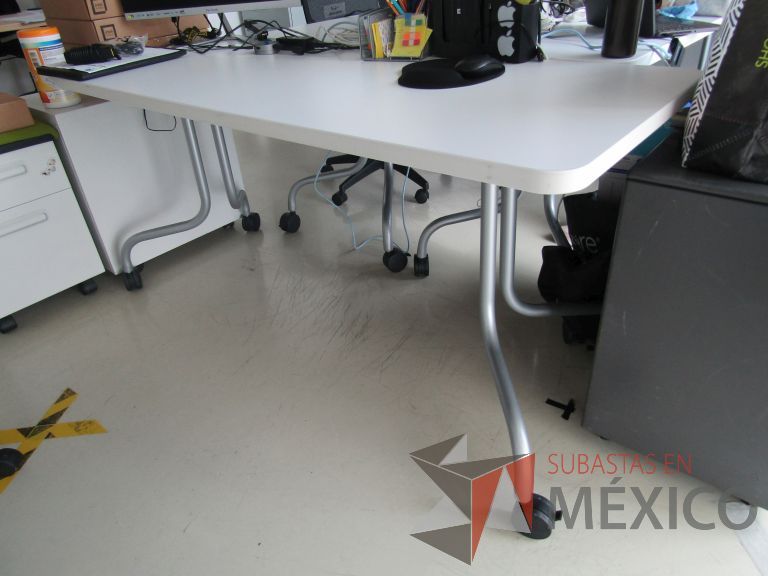 Lote 238 - Mesa de trabajo, patas metálicas con ruedas y cubierta - Imagen 5