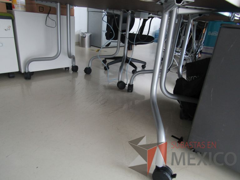 Lote 238 - Mesa de trabajo, patas metálicas con ruedas y cubierta - Imagen 6