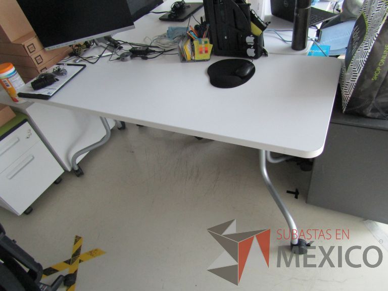 Lote 509 - Mesa de trabajo, patas metálicas con ruedas y cubierta