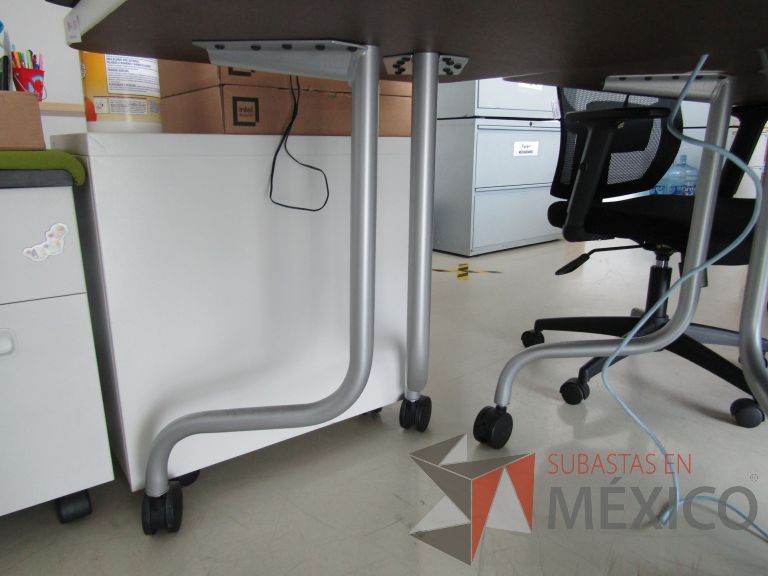 Lote 238 - Mesa de trabajo, patas metálicas con ruedas y cubierta - Imagen 7