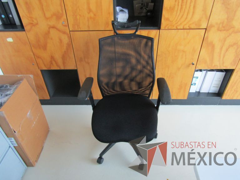 Lote 239 - Silla ejecutiva con ruedas, descansabrazos, cabecera, respaldo en malla y asiento en tela color negro