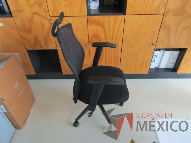 Lote 239 - Silla ejecutiva con ruedas, descansabrazos, cabecera, respaldo en malla y asiento en tela color negro - Imagen 2