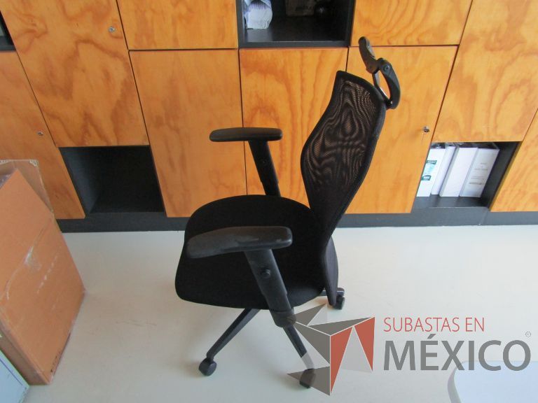 Lote 239 - Silla ejecutiva con ruedas, descansabrazos, cabecera, respaldo en malla y asiento en tela color negro - Imagen 4
