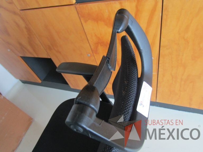 Lote 239 - Silla ejecutiva con ruedas, descansabrazos, cabecera, respaldo en malla y asiento en tela color negro - Imagen 5