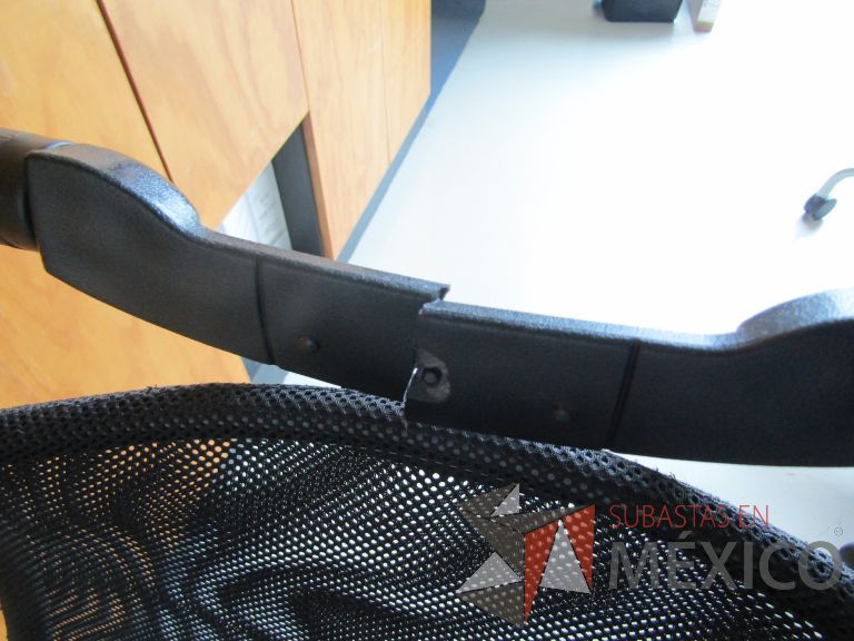 Lote 239 - Silla ejecutiva con ruedas, descansabrazos, cabecera, respaldo en malla y asiento en tela color negro - Imagen 6