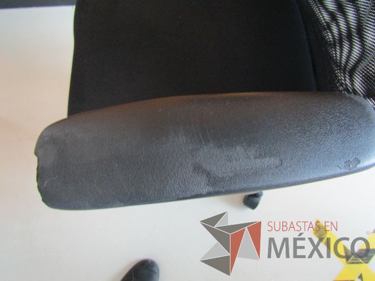 Lote 239 - Silla ejecutiva con ruedas, descansabrazos, cabecera, respaldo en malla y asiento en tela color negro - Imagen 7