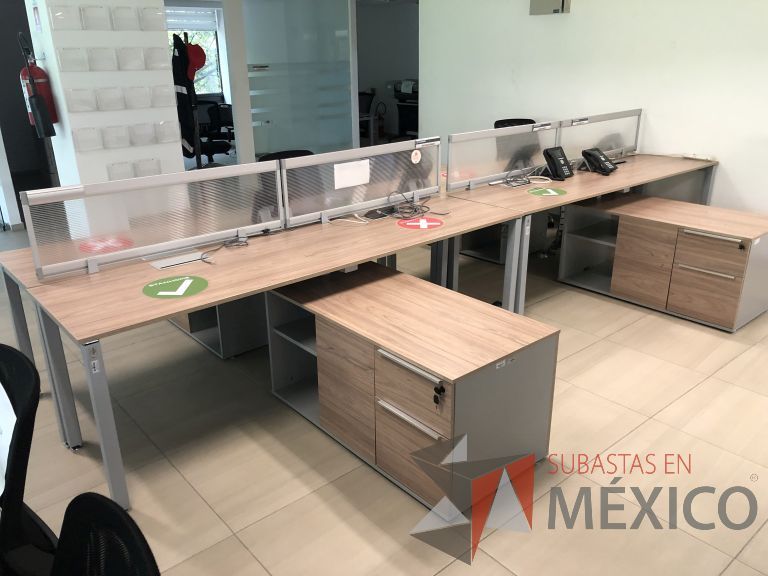 Lote 157 - Estación de trabajo para 6 personas con 3 credenzas