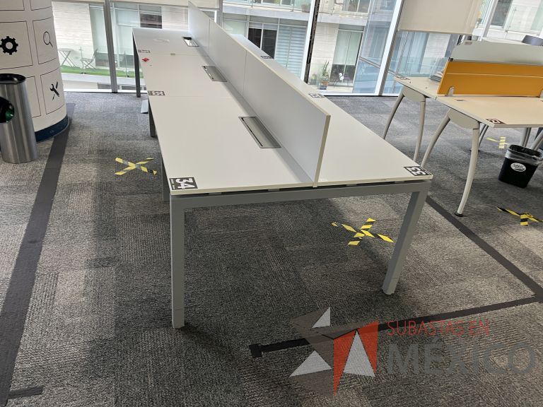 Lote 004 - Estación de trabajo para 6 personas con base metálica y cubierta color blanco - Imagen 3