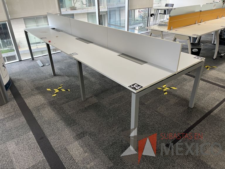 Lote 004 - Estación de trabajo para 6 personas con base metálica y cubierta color blanco